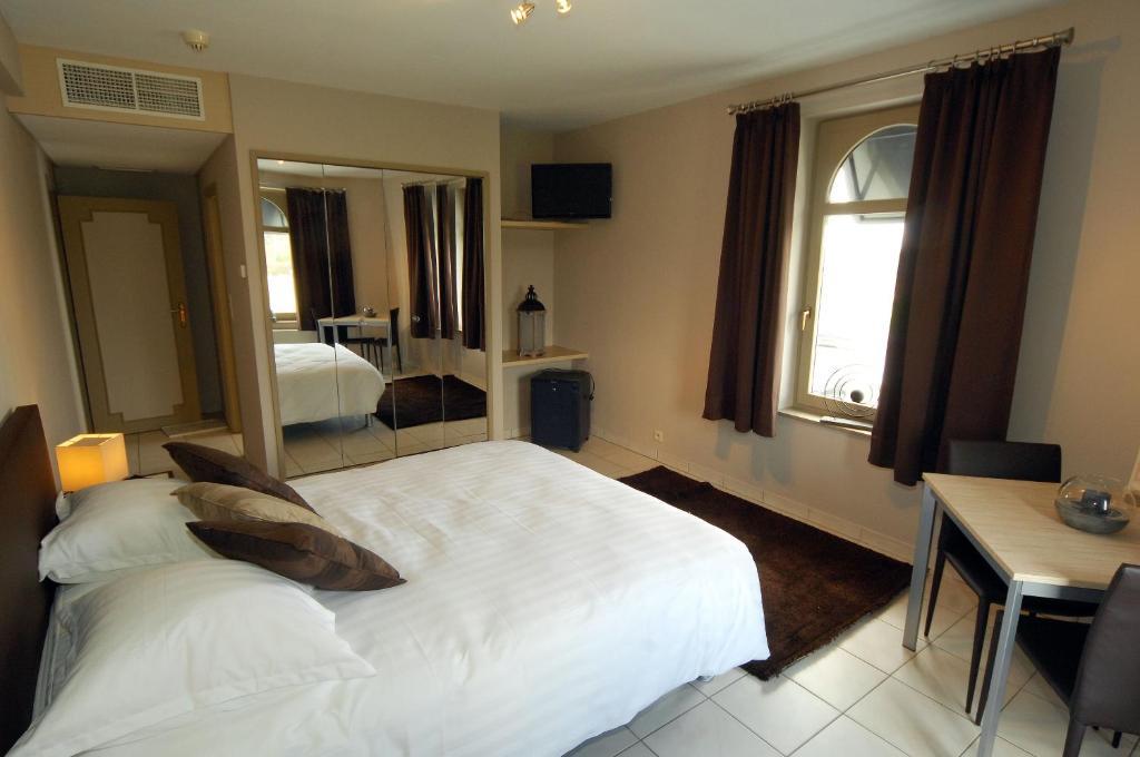 Hotel Le Saint Loup Жамблу Стая снимка
