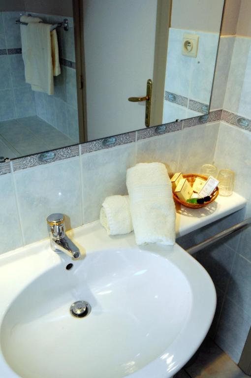 Hotel Le Saint Loup Жамблу Стая снимка